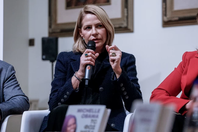 Η Τζένη Μπαλατσινού σε παρουσίαση βιβλίου 