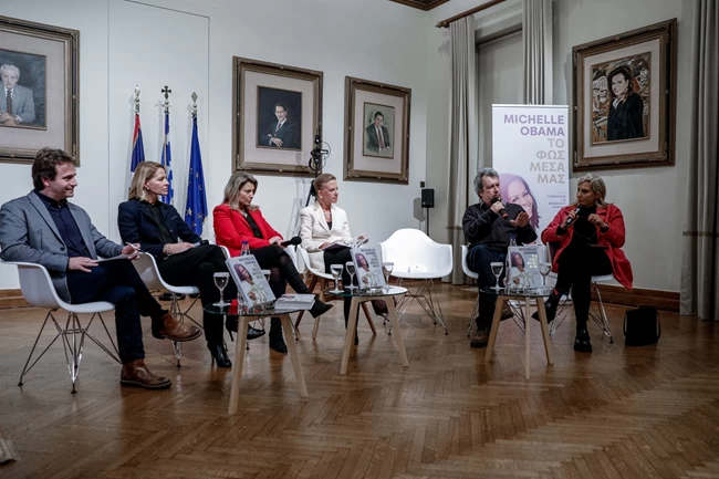 Η Τζένη Μπαλατσινού σε παρουσίαση βιβλίου 