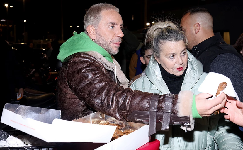 Ο Γιώργος Μαζωνάκης μαγείρεψε για τους άστεγους 