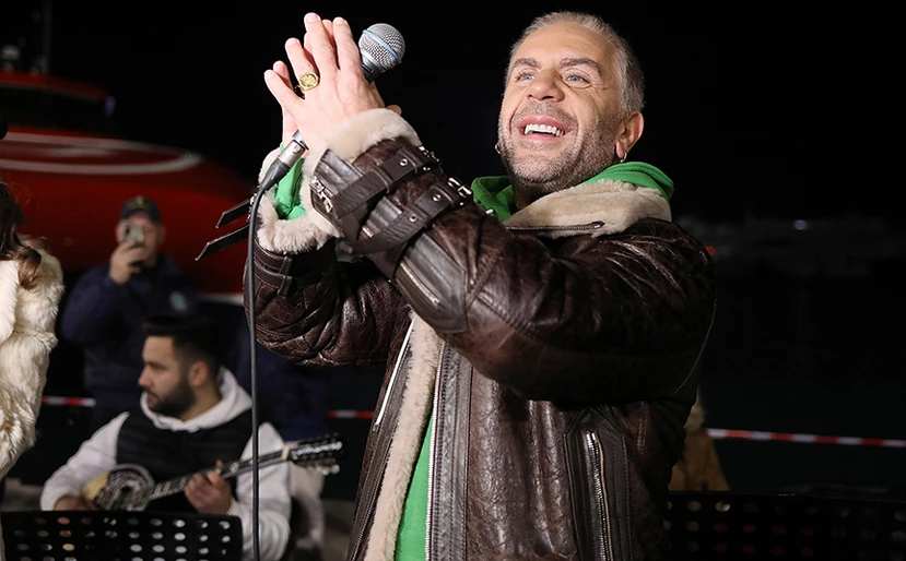 Ο Γιώργος Μαζωνάκης μαγείρεψε για τους άστεγους 