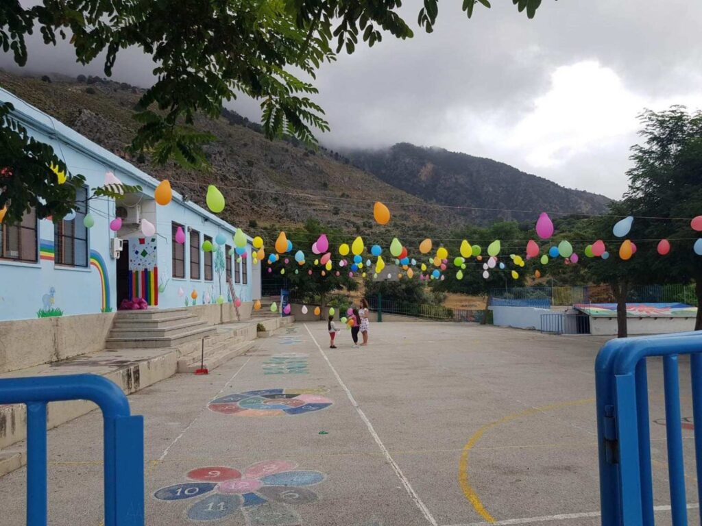 Νεαρός δάσκαλος σε χωριό 500 κατοίκων μεταμόρφωσε το σχολείο σε παράδεισο για τα παιδιά - εικόνα 1